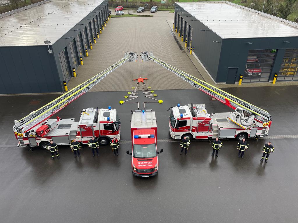 🙏Mit unseren Feuerwehrleuten, die auch an Weihnachten bereit stehen, falls es brennt oder der Rettungsdienst gefordert ist, wünschen wir Frohe Weihnachten. DANKE an alle, die bei #Feuerwehr, #Polizei, Kliniken, Leitstellen, Verkehrsbetrieben &amp; sonstwo Dienst tun. #immerda