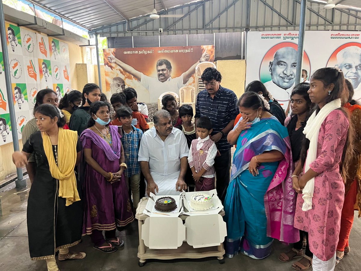 GK__Vasan's tweet photo. #கிறிஸ்துமஸ் தினத்தை முன்னிட்டு சென்னை, ஆழ்வார்பேட்டை, அசோகா ரோடு, #தமாகா - தலைமை அலுவலகத்தில் கிறிஸ்தவ சகோதர சகோதரிகள், குழந்தைகள் மத்தியில் கேக் வெட்டி கொண்டாடிய நிகழ்வு.
#gkvasan #tamilmaanilacongress #tmcfortn #TNPolitics
#Christmasfunction #christmas2022 https://t.co/iyqb2FNcrW