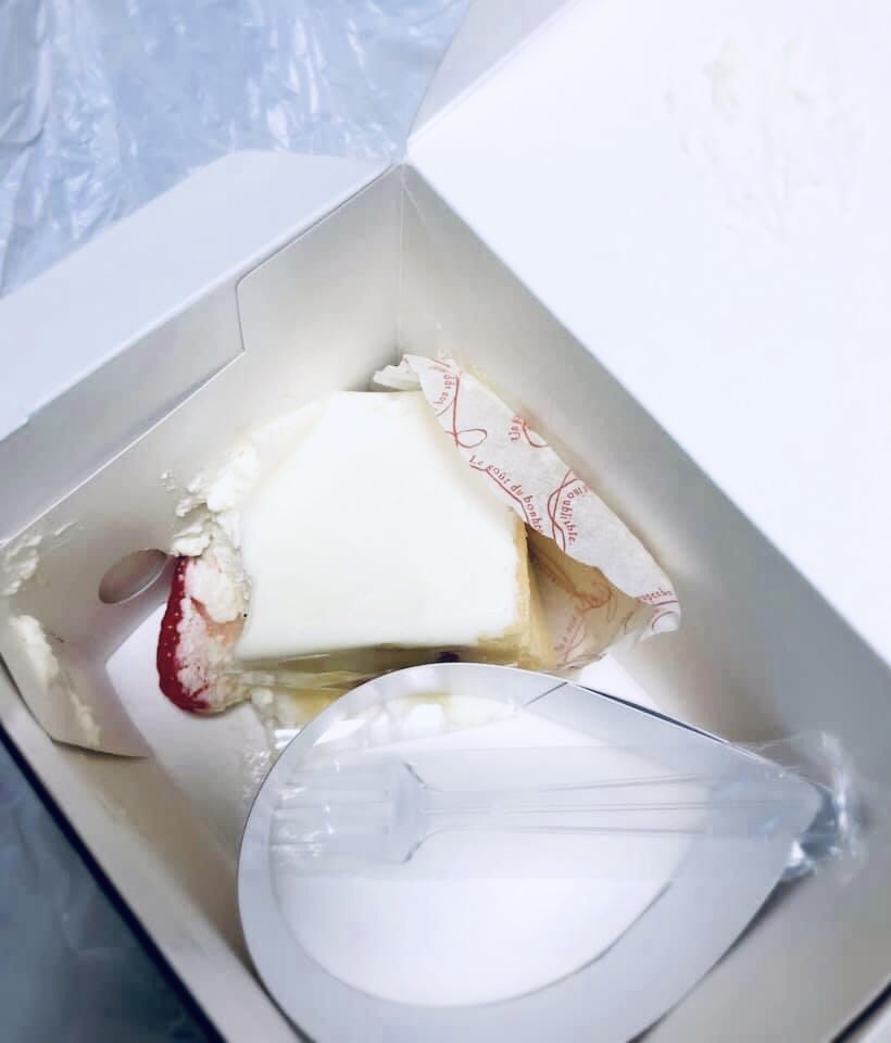 77shachi's tweet photo. ケーキなら
「ケーキだよ」と
言っとくれ https://t.co/b15rMcwjn9