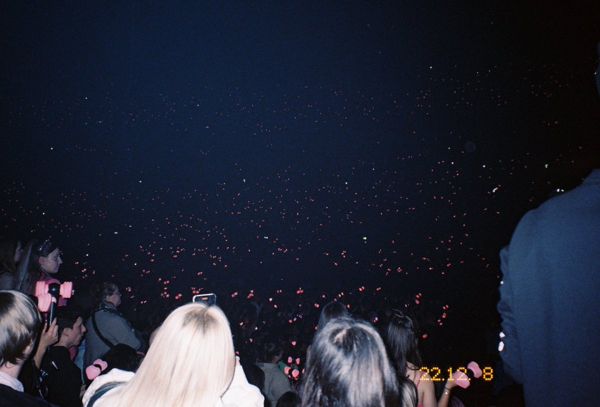 mimay7979's tweet photo. Born pink Cologne #BORNPINK_WORLDTOUR #bornpink #BLACKPINK #bornpinkincologne #bornpinkinKöln #bornpinkeurope https://t.co/aerH54MSQv