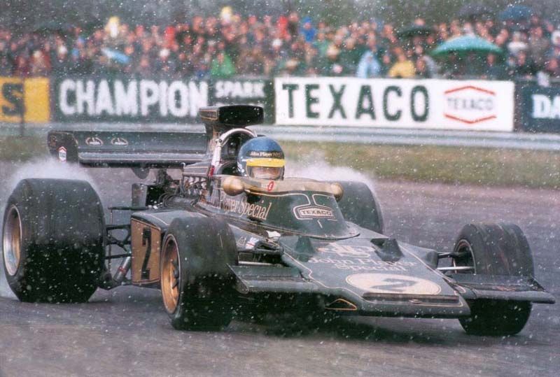 ClubLotusFrance's tweet photo. Dimanche, c'est F1 à la une ! le champion suédois Ronnie Peterson sur Lotus type 72D sous la neige au International Trophy de 1973 sur le circuit de Silverstone #RonniePeterson #ColinChapman #Type72 #JohnPlayerSpecial #TeamLotus #F1 #ClassicLotus @ClassicLotus @ClubLotusFrance https://t.co/X9sCEvfMOR