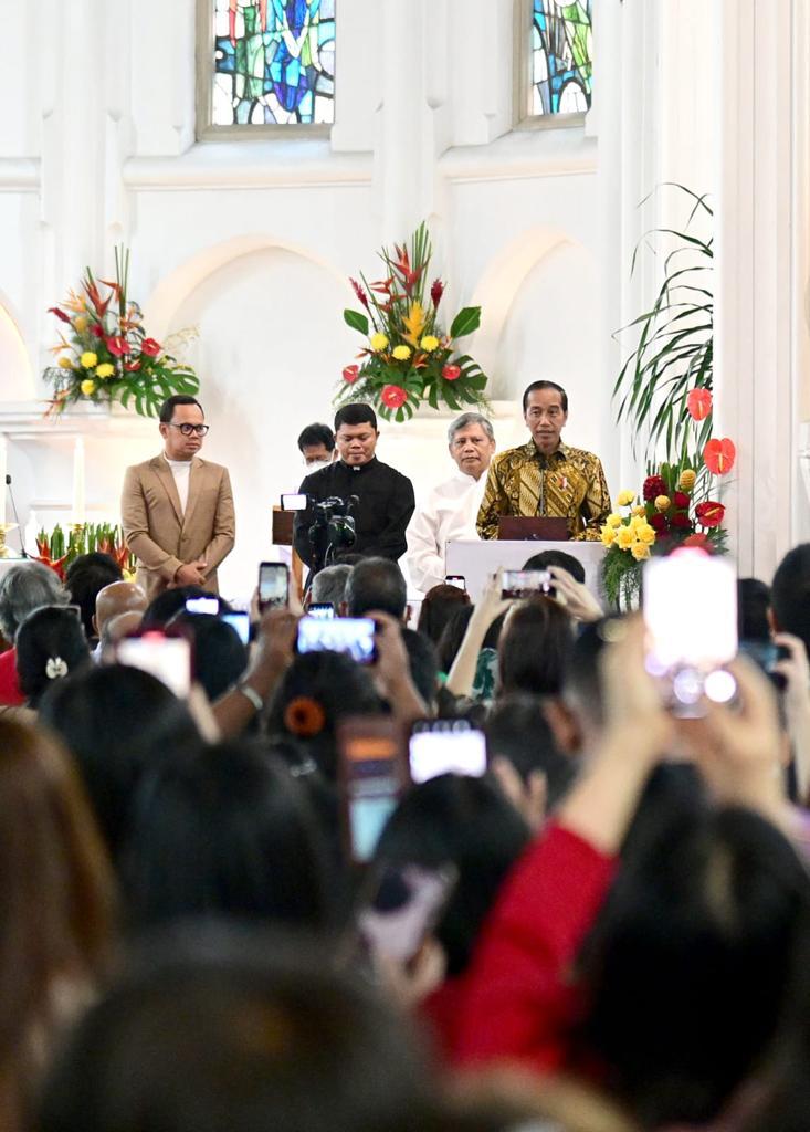 Meninjau suasana perayaan Hari Natal di Gereja Protestan di Indonesia bagian Barat (GPIB) Jemaat Zebaoth Bogor dan Gereja Katedral Bogor Senang melihat saudara-saudara umat Kristiani berbahagia menyambut Natal tahun ini. 

Selamat Hari Natal, semoga Tuhan memberkati kita semua.