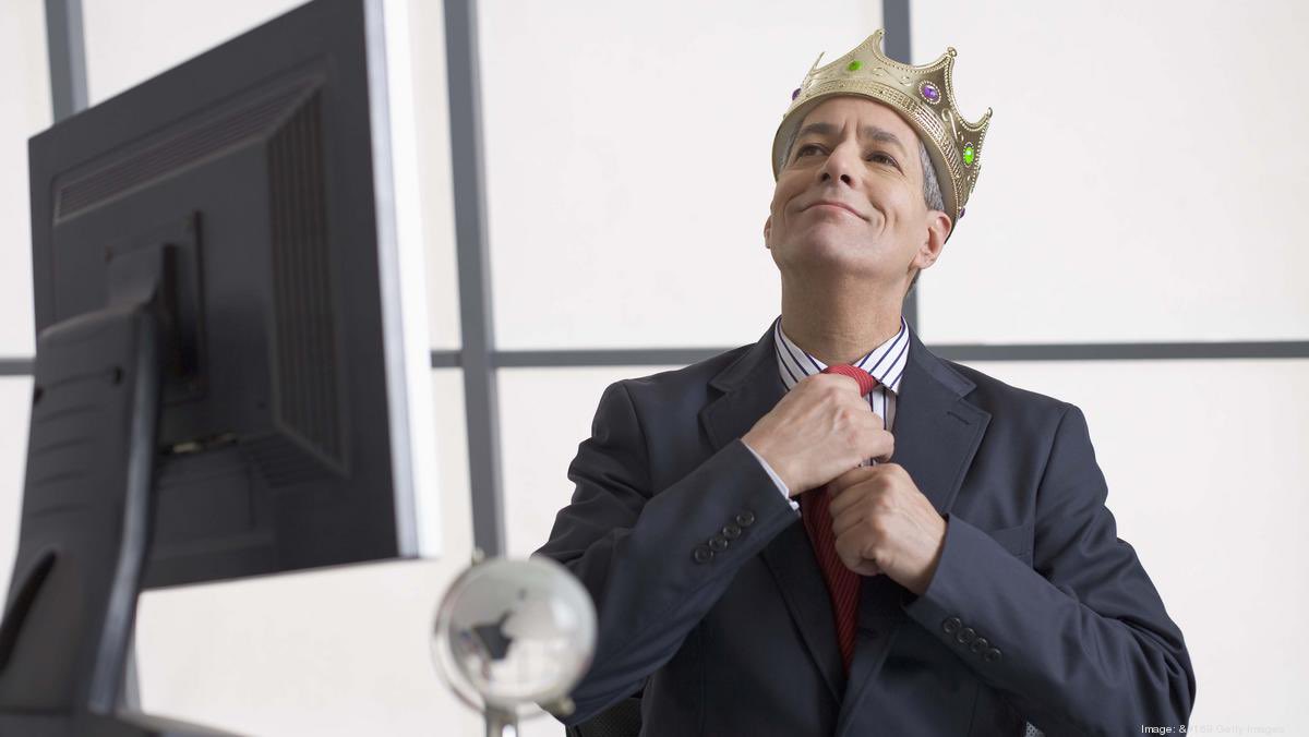 يظن البعض أنه لا يمكن الاستغناء عنه أو استبداله
يبالغ في تقديره لنفسه
وكأن الدنيا تدور حوله ومعه

لا يدرك أنه إن غاب
لن يتعطل العمل
لن تتوقف الحياة
ولن يموت من كان حوله

البديل دائمًا موجود
وإن لم يكن
أيضًا ستستمر الحياة
تلك سنة الله في الكون

للأسف
سيُصدم حين يرى الحياة من دونه.