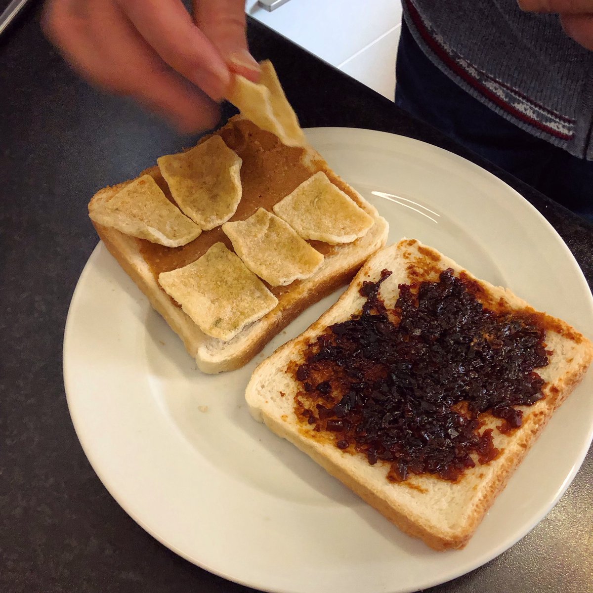 CoachSander's tweet photo. #P heeft’n uitvinding gedaan… Een boterham met pindakaas, sambal en cassave chips…
Hij vind’t lekker. Dit is z’n tweede boterham! 😚🤪😋
#myview #eten #boterham #pindakaas #sambal #cassavechips
#homemade by #P https://t.co/DAZ82VFLoM