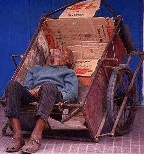 قد تبكي بكاء المضطر وتنام 
والله لا ينام عن تدبير أمورك ..
تمهل .. إنه يدبر لك في الغيب أموراً 
لو علمتها لبكيت من شدة الفرح "