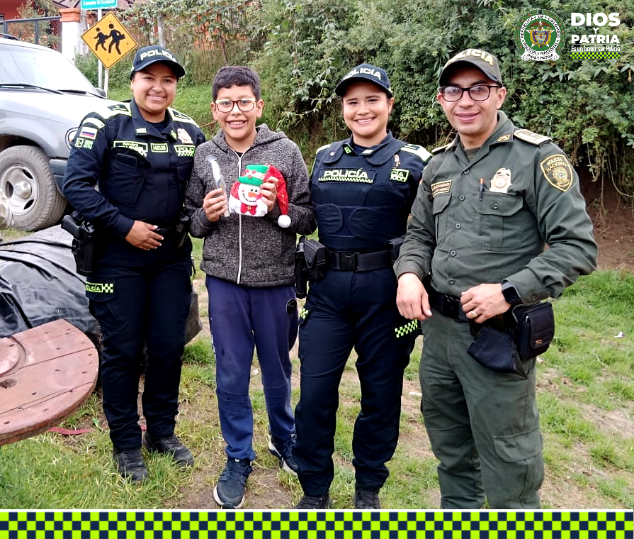 PoliciaSabana's tweet photo. Seguimos celebrando la #Navidad, es así que visitamos la vereda el Chuscal, donde los uniformados de la Estación de Policía #Zipacon compartieron un rato lleno de alegría y amor con los niños, niñas y adolescentes.
#MiFamiliaEsColombia
#DiosYPatria
#EsUnHonorSerPolicía https://t.co/mA6Zo70c6d