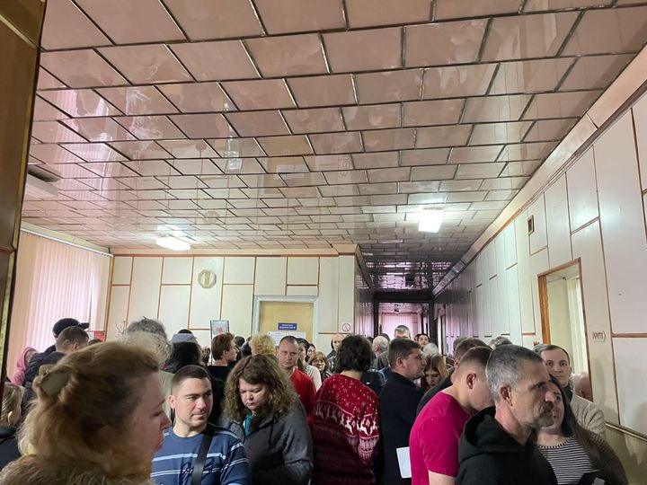 A queue of Kherson residents who came today to donate blood for the victims of the yesterday's mass shelling of the city by Russians
facebook.com/photo/?fbid=10…