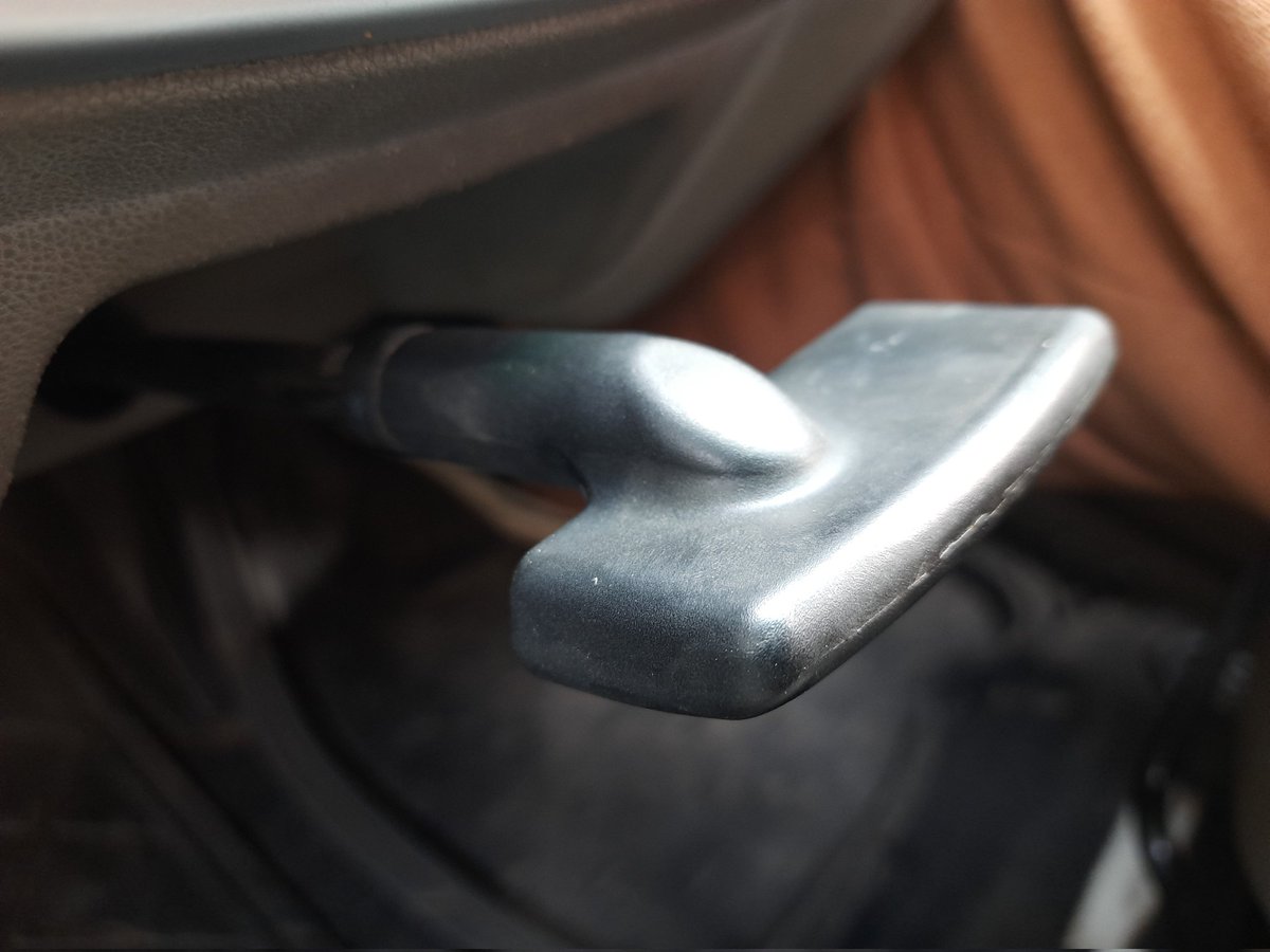 Deepakm68618217's tweet photo. @anandmahindra Sir a fan of you but wanted to raise an unjustified matter, Owning and trusting mahindra and bought my #kuv100 , the rubber at top of handbrake is vulnerable to crack very easily and this is not avalaible, but you have to buy whole break again... pictures attached https://t.co/fl7imlMn9z