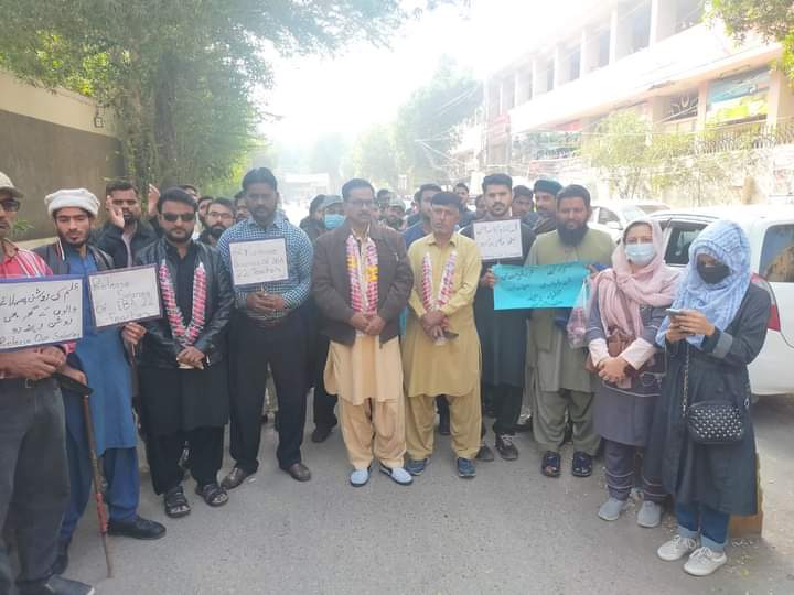 ZAINULA20630200's tweet photo. Protest 🪧 at Hyderabad press club. Release Salaries of teachers 
@WorldBank @UNICEF @BBhuttoZardari @HamidMirPAK @sardarshah1 @reema_omer 
#ReleaseSalariesOfIBA22Teachers https://t.co/Av4mtPOgLO