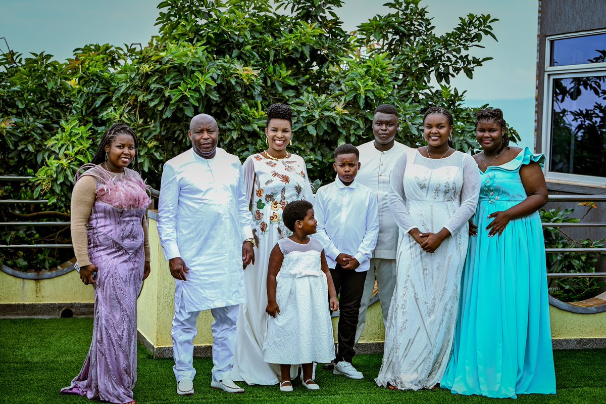 Nifatanije n’Umuryango wanje mu kwongera kwipfuriza Noheli nziza Abarundi bose, aho bari kw’isi yose. Iyi Noheli ibe iy’umugisha ku miryango yacu n’igihugu cacu.