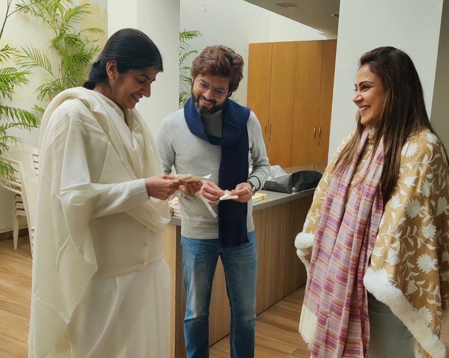 ManishantarDESI's tweet photo. Feels blessed to receive blessings & celebrating #Tanmaya ‘s birthday with Her Holiness #sistershivani Didi @bkshivani
🎉🥰🪬🙏🏻 https://t.co/wPfdQw9eHO