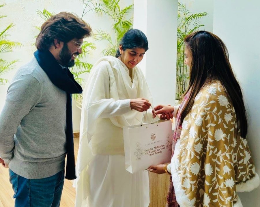 ManishantarDESI's tweet photo. Feels blessed to receive blessings & celebrating #Tanmaya ‘s birthday with Her Holiness #sistershivani Didi @bkshivani
🎉🥰🪬🙏🏻 https://t.co/wPfdQw9eHO