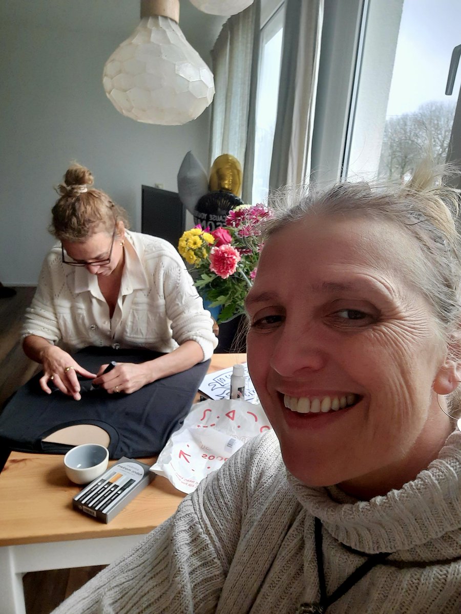 vaneun's tweet photo. My super amazing husband man is LANG met tweemetereen dus ik kocht een extra lang shirt bij mijn go to #girav en vroeg mijn zus om mij te helpen met het nerdifyen ervan. En zie hier een echt goed passend shirt met een coole quote met dank aan mijn getalenteerde zus. Happy dude https://t.co/dW36R0tJdq