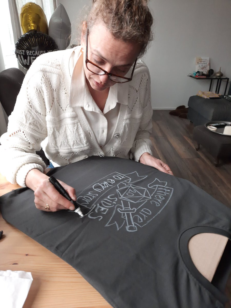 vaneun's tweet photo. My super amazing husband man is LANG met tweemetereen dus ik kocht een extra lang shirt bij mijn go to #girav en vroeg mijn zus om mij te helpen met het nerdifyen ervan. En zie hier een echt goed passend shirt met een coole quote met dank aan mijn getalenteerde zus. Happy dude https://t.co/dW36R0tJdq