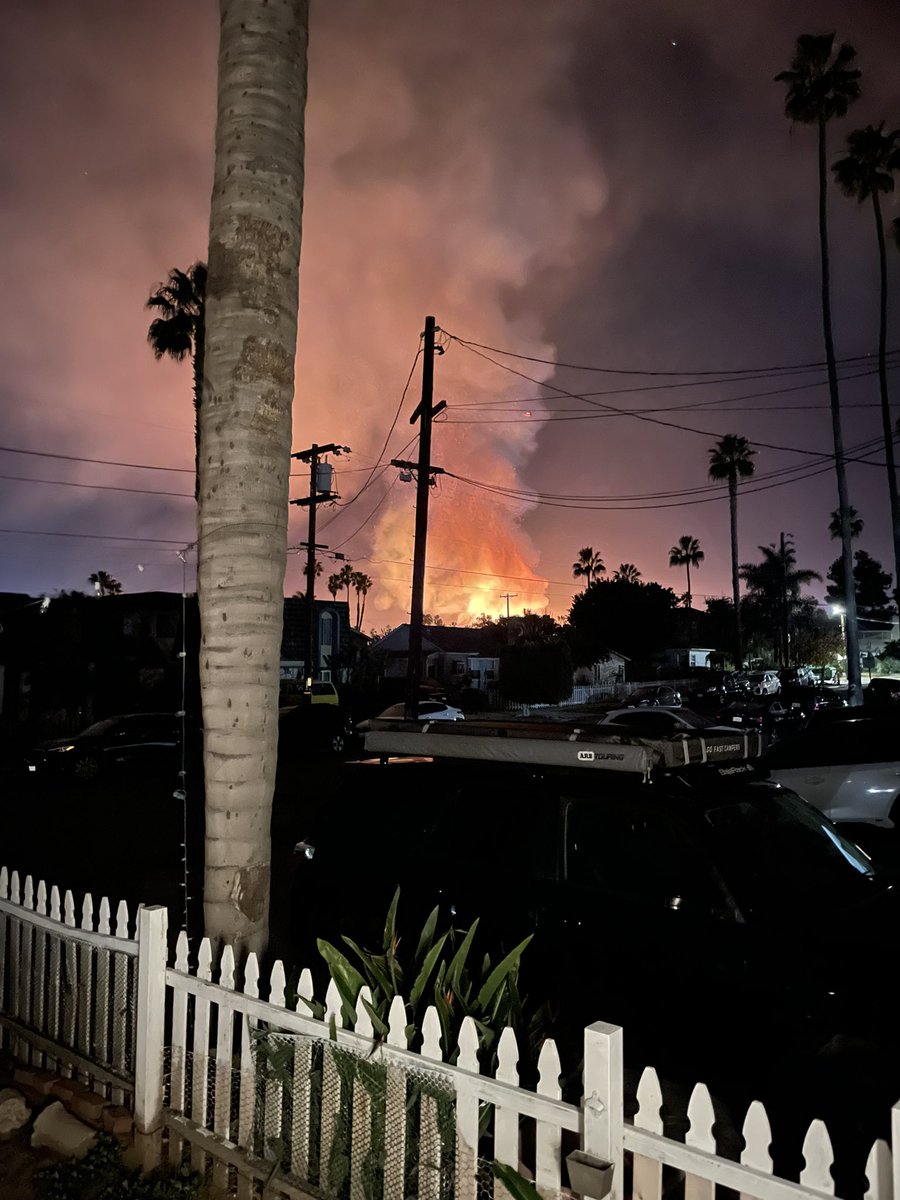 gallorody's tweet photo. Fire! Fire! #sandiegopb #sandiegopacificbeach #sandiego #pb #pacificbeach https://t.co/uEAVDp0Jp9