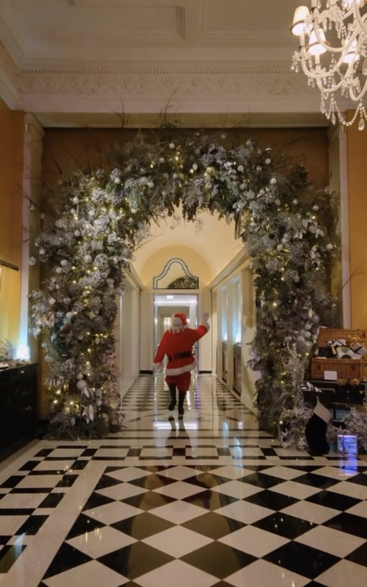 Merry Merry Christmas from us all at Claridge’s ❤️ #withlovefromusall #christmasatclaridges #merrychristmas