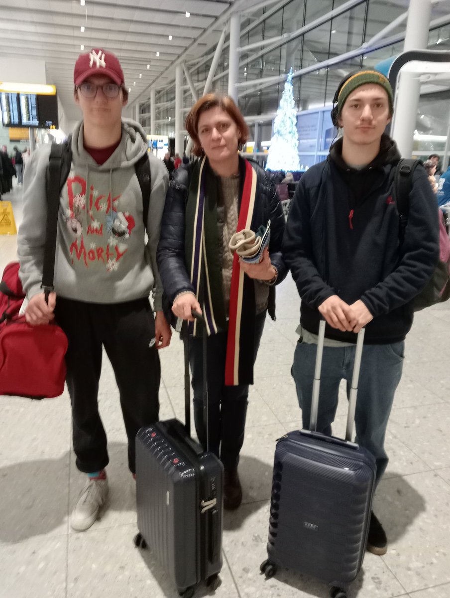 RayDescombes's tweet image. Abigail, Nathaniel and Elias arrived at Heathrow yesterday to make our Christmas complete