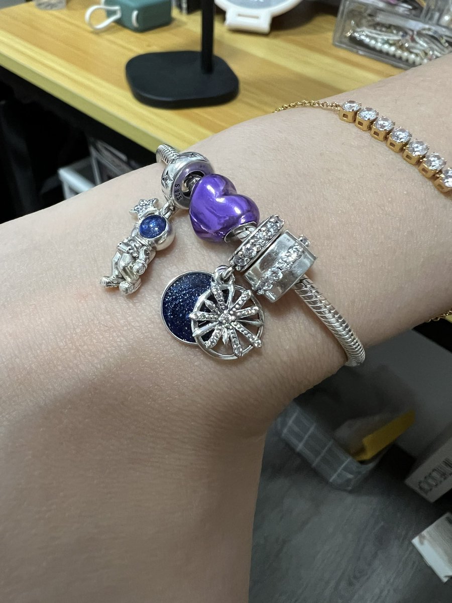 tk5ever's tweet photo. new charms for christmas 🥰

✅ astronaut for jinnie
✅ purple heart for ot7
✅ fireworks for joonie

unboxing on tiktok 🫶 https://t.co/m6nPqfpFVd https://t.co/9vPQGIJlgn