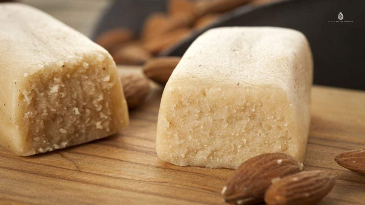 ¿Han comido ya mazapán, pasta hecha con almendras molidas y azúcar pulverizado que se presenta en formas diversas? Su nombre podría proceder del árabe hispánico «pičmáṭ», del griego «paxamádion» ‘bizcochito’, influido por «masa» y «pan».

¿Qué otros dulces comen en estas fechas?