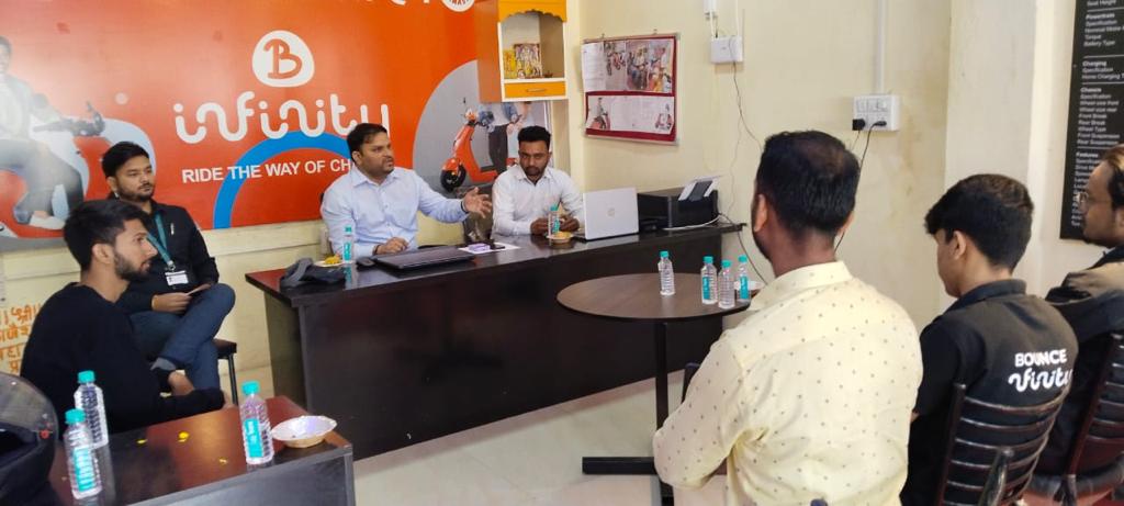 Monika199602731's tweet photo. #CSCeMobility Head Shri Gaurav Chaudhary visited @Indore @EMD VLE Mr Shakeel at Lasuiya, Indore…@BounceElectric vehicles are available here!!! @CSCeGov_ @CSCeMobility @CSCRuralCinemas @CSCeStores
@CSC_Indore @CSCegov_ @AravGK https://t.co/QBJdXPTZ28