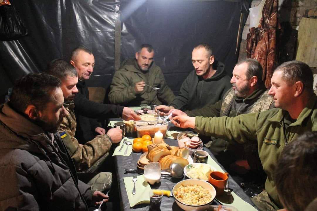 DefenceU's tweet photo. Christmas Eve on the front line https://t.co/n6OtITz2dy