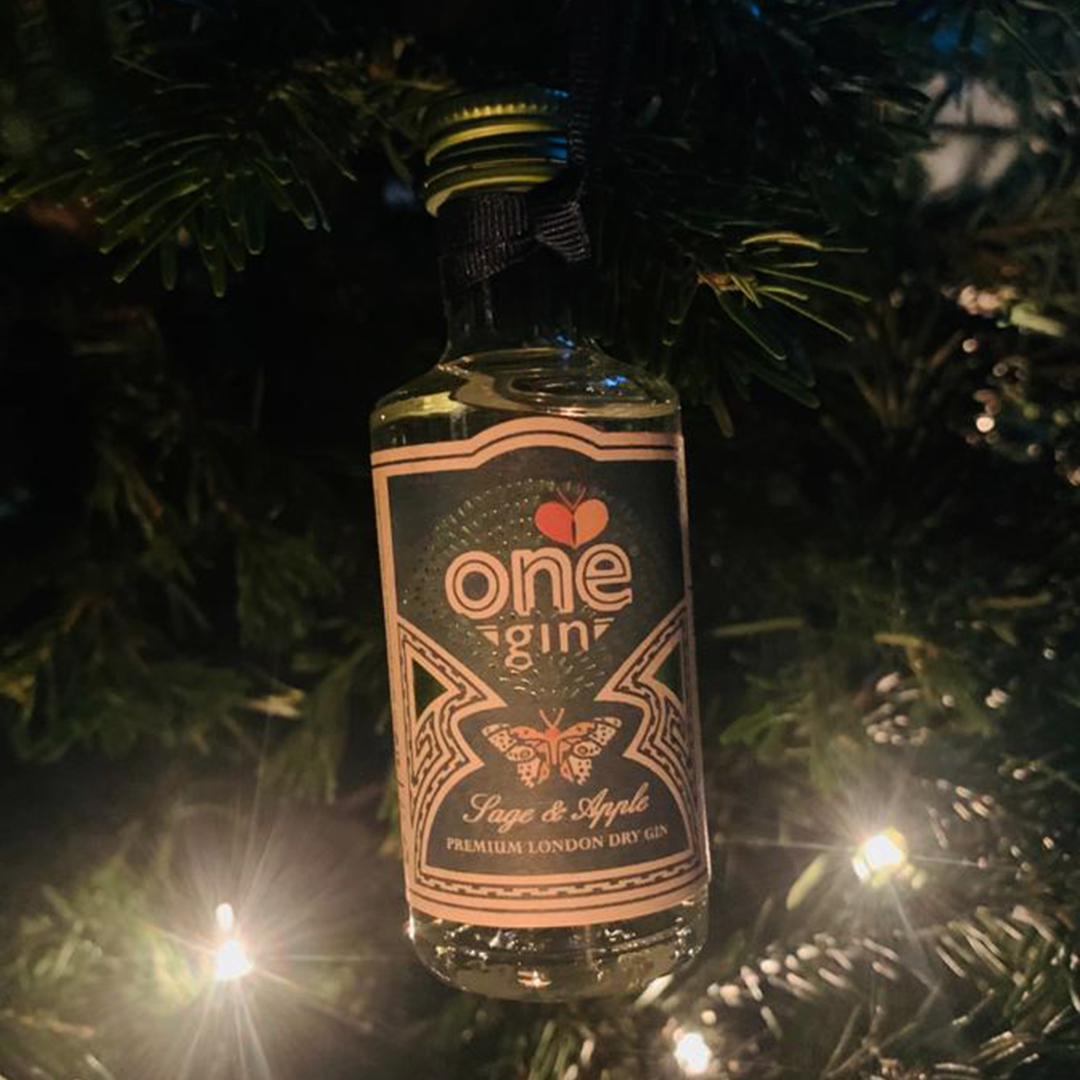 TheSpiritOfOne's tweet image. Wishing you and your loved ones a very merry &amp;amp; safe Christmas, cheers! 🎄

#OneGoodGin #TheSpiritOfOne #Christmas #Cheers #EthicalGin