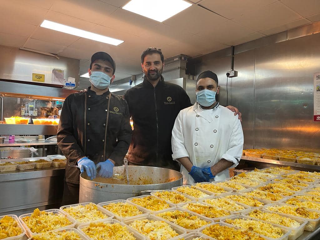 VisitSouthall's tweet photo. #NoOneEatsAlone this #Christmas
Spice Village Southall will be serving
FREE 3-course hot meals
for #Homeless , #Vulnerable & #Elderly
on Christmas Day from 12 pm till 4pm
#gifts #blankets #fooddifference #Southall @spicevillagegrp https://t.co/ODZUxRxsLR