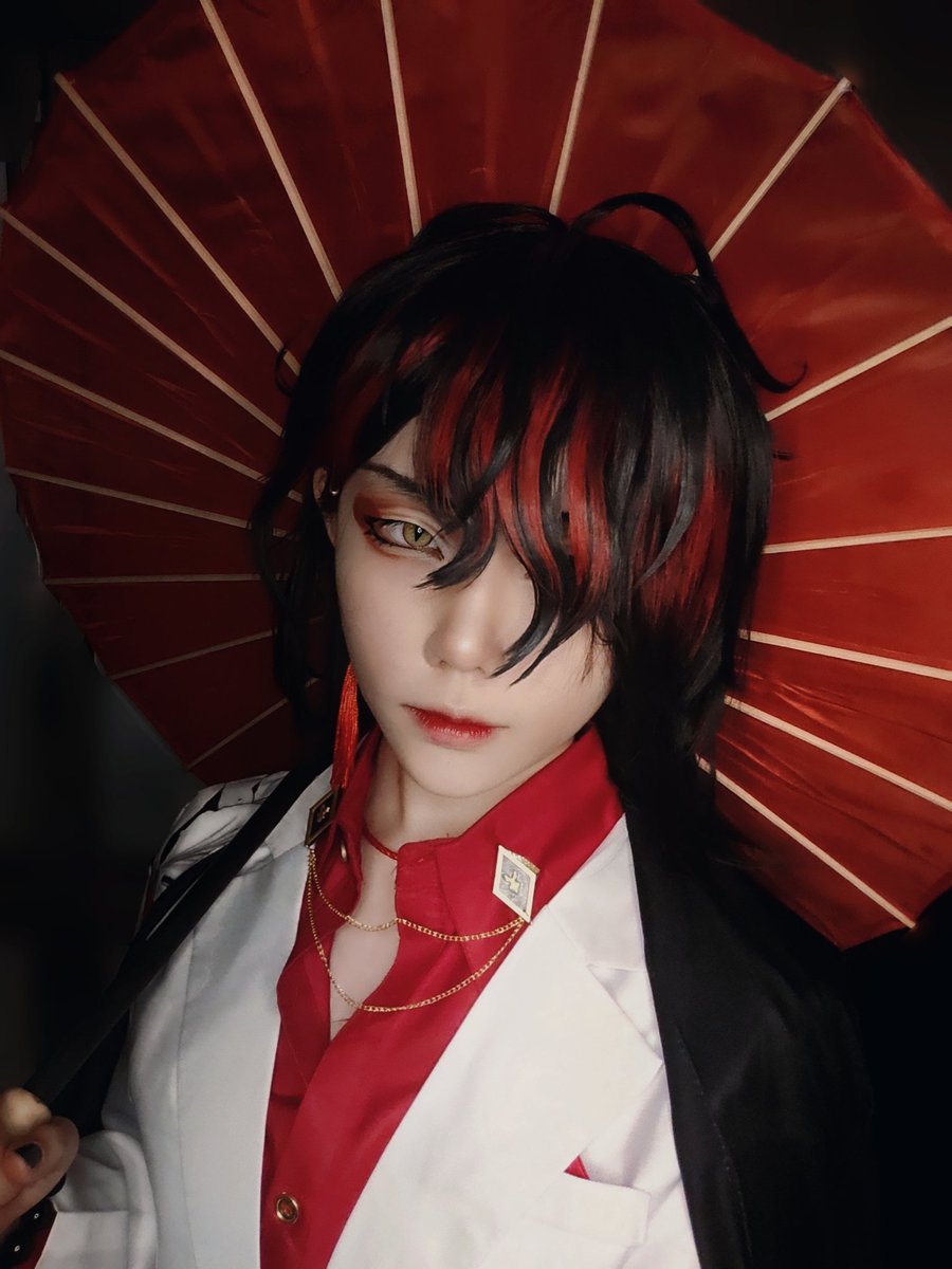 HataCoser's tweet photo. 我喜欢红伞👊圣诞节快乐🤝
今天不当鸽子

#VoxAkuma #Akurylic #Luxiem 
#cosplay https://t.co/wJh6FrriY6