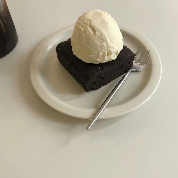 <a href="/glazedshim/">ady.</a> blue in roses mean mystery while white means innocence— i don't think i know much about you, but i do hope we get to know each other more. enjoy these flowers with a little treat. merry christmas,  ady!