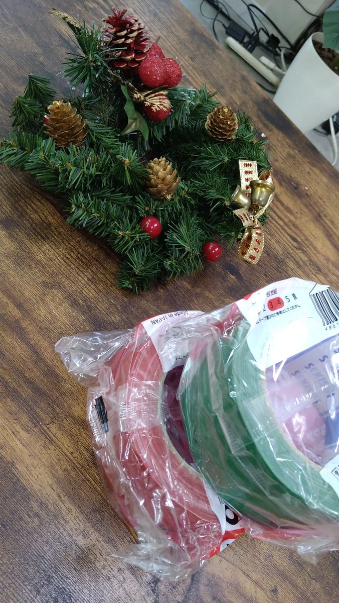 AkashiOsamu's tweet photo. Merry Christmas！！
劇団ＴＲＩ−Ｒにて。
クリスマスなガムテのプレゼント。
#trir,#Christmas,#MerryChristmas,#クリスマス,#ケーキ,#劇団trir,#劇団トライアル,#赤石,#三浦良介,#ビヨンド,#２５日,#取付,#設置,#脚立,#par16,#parlight,#lighting,#entertainment,#上の根橋,#王78,#小茂根,#環七, https://t.co/gboKhPcQe7