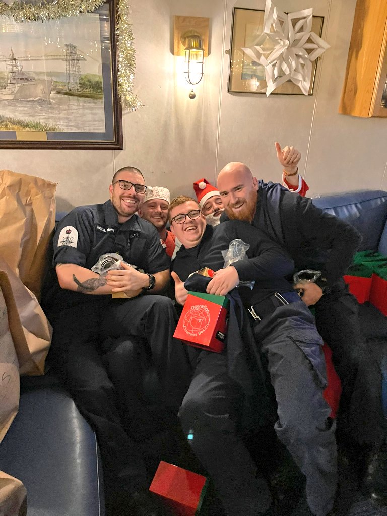 hmssevern's tweet photo. #Santa and his helper have visited the ship. Many thanks to @OpChristmasBox for the #gifts while we are operational over #Christmas.
#HappyChristmas everyone π
ππ https://t.co/TXd4jRWZYz