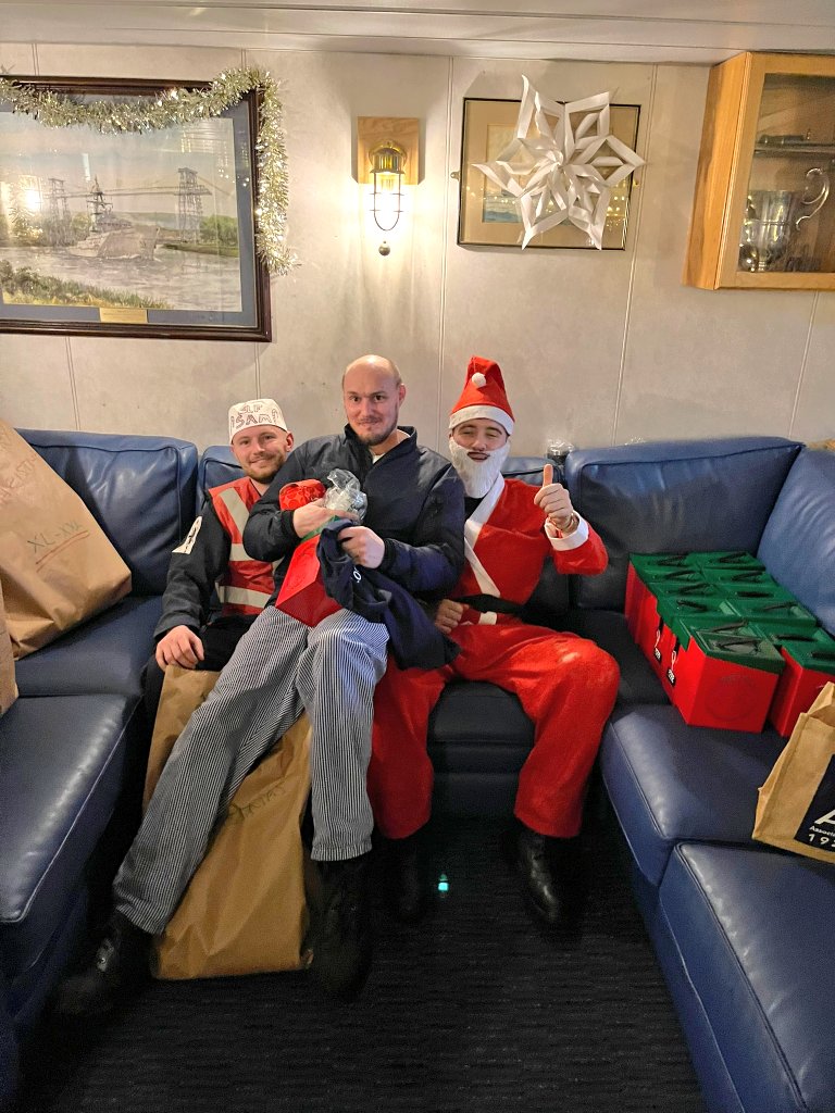 hmssevern's tweet photo. #Santa and his helper have visited the ship. Many thanks to @OpChristmasBox for the #gifts while we are operational over #Christmas.
#HappyChristmas everyone π
ππ https://t.co/TXd4jRWZYz