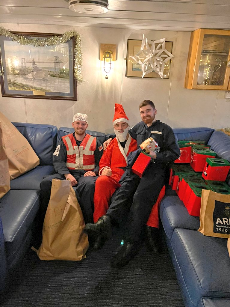 hmssevern's tweet photo. #Santa and his helper have visited the ship. Many thanks to @OpChristmasBox for the #gifts while we are operational over #Christmas.
#HappyChristmas everyone π
ππ https://t.co/TXd4jRWZYz