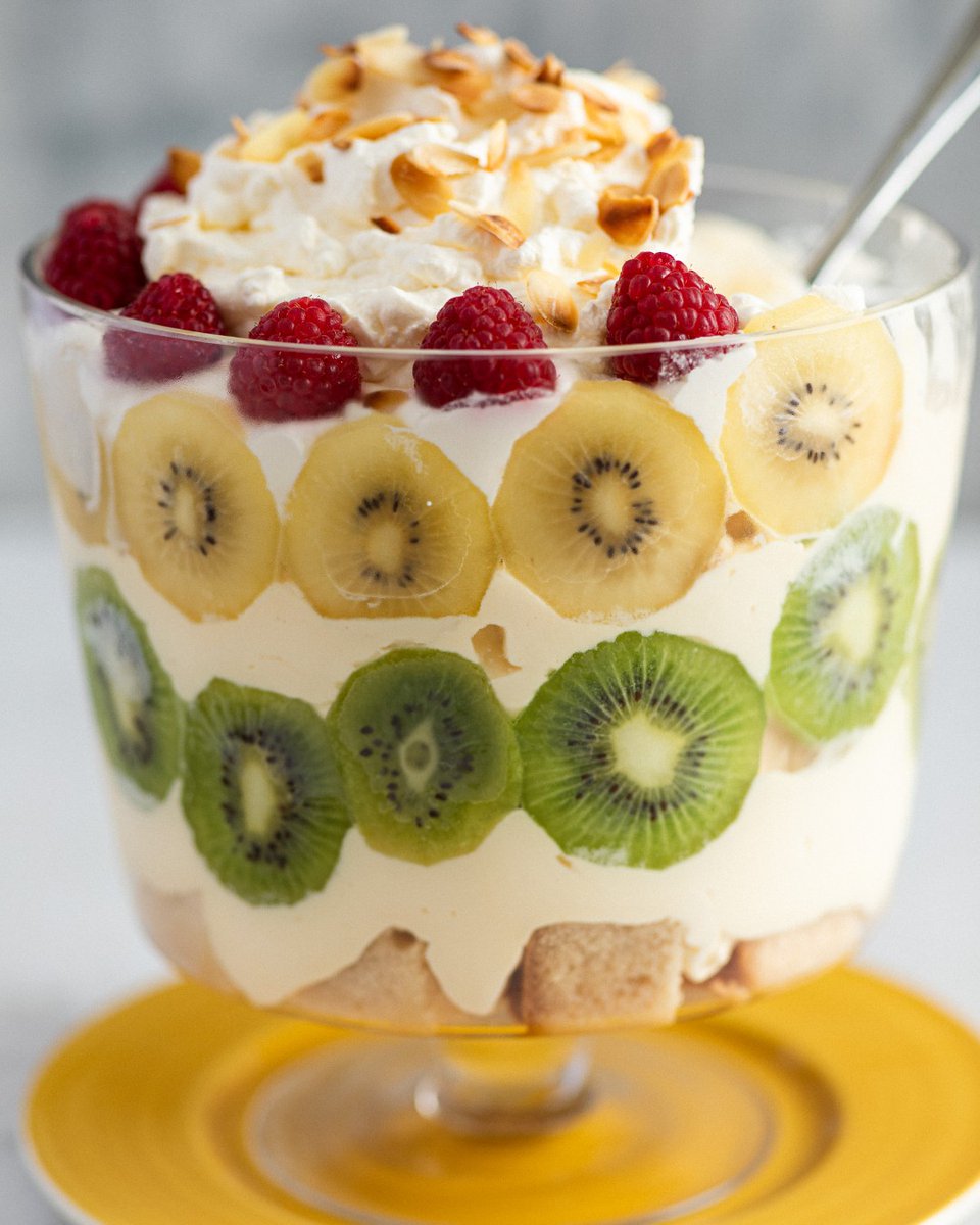 Merry Christmas! 🎄 🎁 ❄️ 🎅 

Why not celebrate the festive period with our Zespri™ SunGold™ kiwifruit trifle?

You can find the recipe here: zespri.com/en-UK/recipede…

#christmas #festive #trifle #pudding #kiwifruit #sungoldkiwi