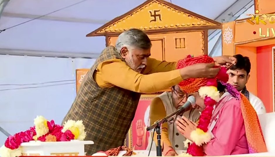 आज माननीय मंत्री जी पहुंचे परमपूज्य श्री धीरेन्द्र कृष्ण शास्त्री(बागेश्वर धाम सरकार) के मुखारविंद से चल रही रामकथा सुनने। <a href="/prahladspatel/">Prahlad Singh Patel ( वृक्ष से जल, जल से जीवन)</a> <a href="/patel_pushplata/">Pushplata S Patel</a> <a href="/_NitinTripathi/">Nitin Tripathi</a> <a href="/BJP4MP/">BJP Madhya Pradesh</a> <a href="/narendradamoh/">नरेन्द्र दुबे Narendra Dubey</a> <a href="/AlokGoswami17/">Alok Goswami ( मोदी का परिवार )</a> <a href="/NarendraBajaj8/">Narendra Bajaj</a> <a href="/anupamjadiya001/">अनुपम जड़िया(मोदी का परिवार)</a> <a href="/satishtiwaridmo/">satish tiwari dmo</a> #Ramkatha