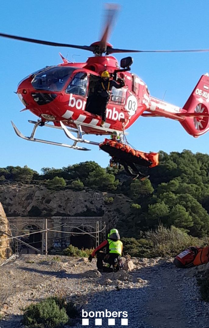 Aquest matí, hem treballat en el rescat d'un home que ha caigut per un penya-segat, a Sitges, al costat de la via del tren. Activem unitat rescat #bomberscat amb helicòpter #GRAE i @semgencat i 3 dotacions.