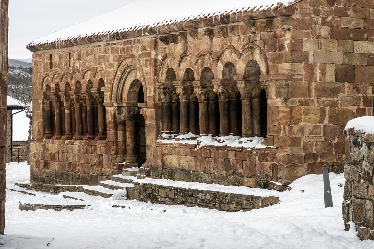 Businirmaslejos's tweet photo. AL ROMÁNICO BURGALÉS LE SIENTA MUY BIEN LA NIEVE
Cada vez es más difícil contemplar una copiosa nevada que cumpa con el dicho de “año de nieves, año de bienes”. Pero seguro que en breve la naturaleza nos regalará la belleza de un manto blanco adornando nuestras joyas románicas. https://t.co/KRkp7PWqTh