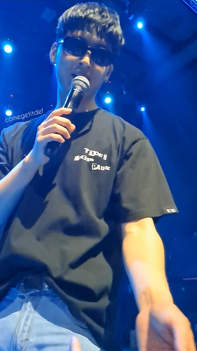 comegetitdef's tweet photo. I HAD MY Y/N MOMENTS AND I WAS THE MAIN CHARACTER. Also I don't even know how I'm still alive the camera cannot capture how insanely beautiful this man is irl. 
Thank you @jaybnow_hr for the great show!

#JAYB
#JAYBinAthens 
#JAYBinGreece https://t.co/G9aHQjeSaV