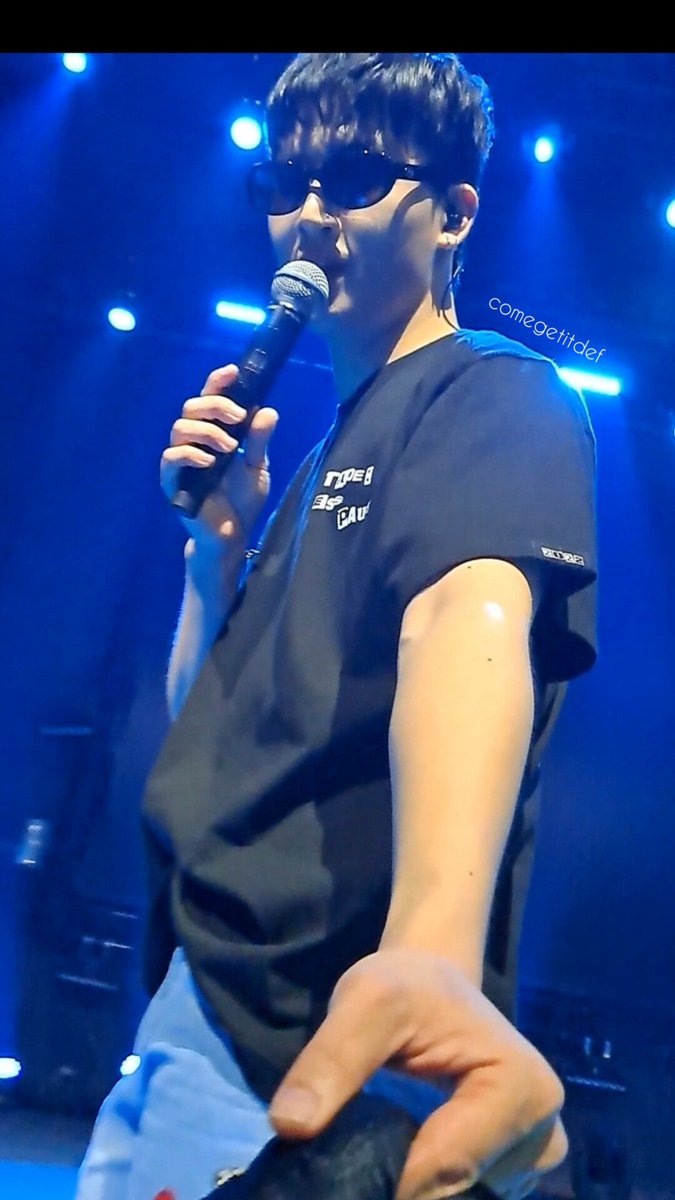 comegetitdef's tweet photo. I HAD MY Y/N MOMENTS AND I WAS THE MAIN CHARACTER. Also I don't even know how I'm still alive the camera cannot capture how insanely beautiful this man is irl. 
Thank you @jaybnow_hr for the great show!

#JAYB
#JAYBinAthens 
#JAYBinGreece https://t.co/G9aHQjeSaV