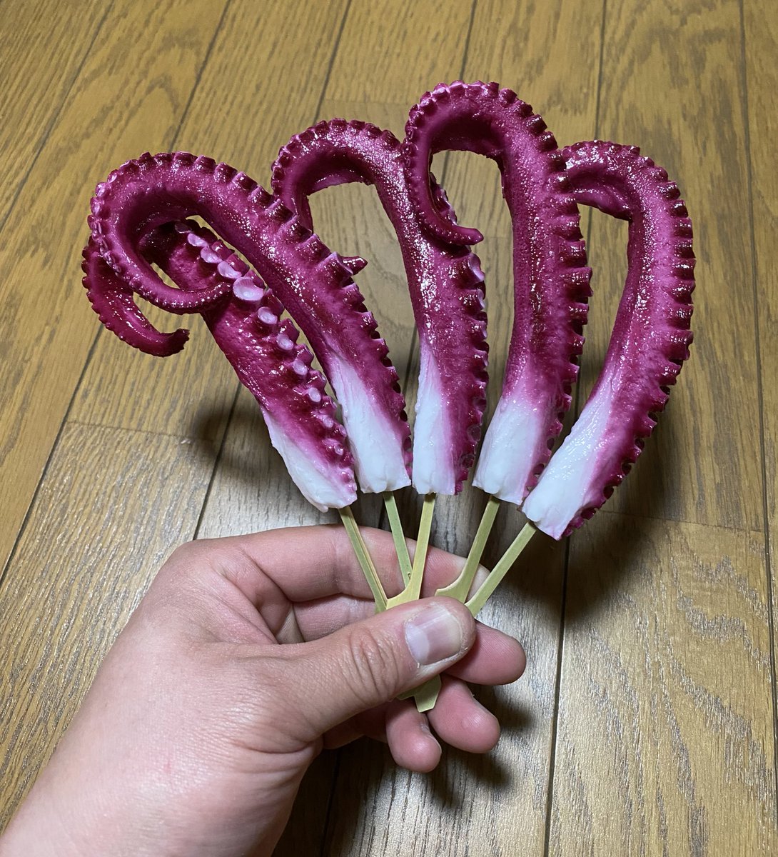 CotaCustom's tweet photo. 小島監督がBBポッドにタコ入れて面白そうなことしてたから俺もおでんに入ってるタコ足を入れてみた😆

※タコ足は食品サンプルです🙇‍♂️

#DS2
#DEATHSTRANDING2
#小島秀夫監督
#hideokojima
#BBポッド
#タコ
#おでん
#食品サンプル https://t.co/3b26wg35ci