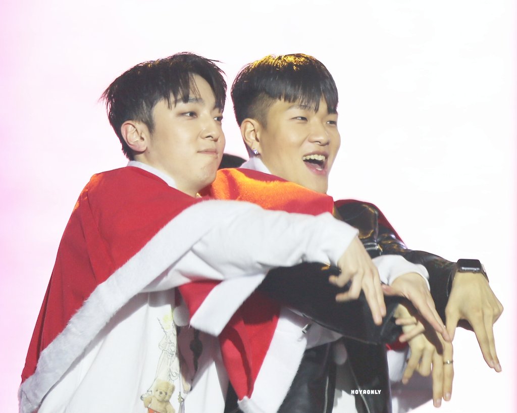 HOYAONLY328's tweet photo. 스맨파콘서트 인천 밤공 
오천 &amp; 타잔
개인컷이 읎어 투샷으로 
오천님 타잔  엠비싸인으로 팬썹 조종중 👬

#엠비셔스 #Mbitious #오천 #신승훈
#타잔 #smf https://t.co/GcaNamhdXI