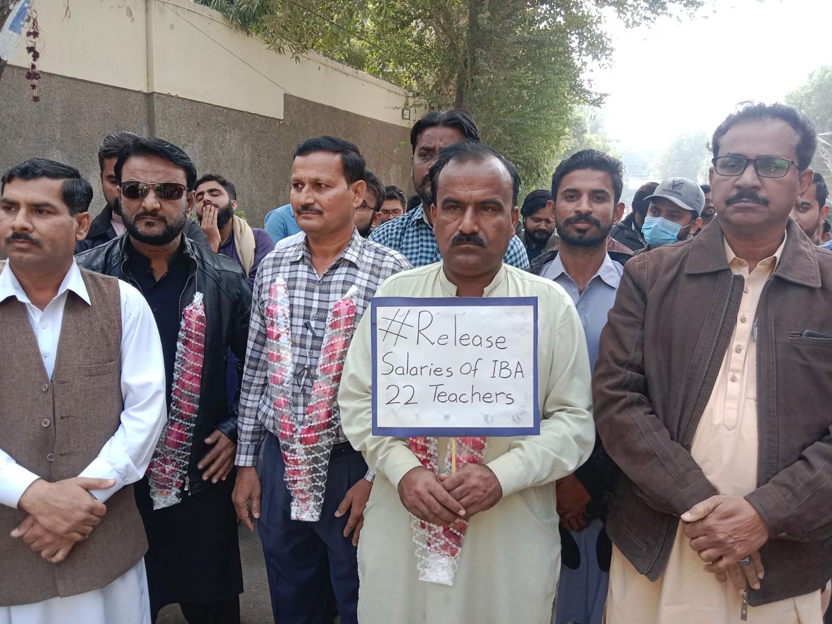 نئے اساتذہ کو تنخواھ جاری کرو 

#ReleaseSalariesOfIBA22Teachers