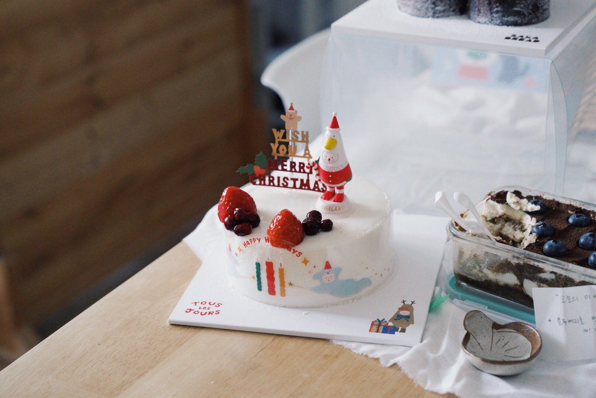 meinhaesam's tweet photo. 아미또님이 주최한 내향인을 위한 파티 <Nerdy Christmas>! 친구네 동창회에 놀러간 아무개가 된 느낌이었지만 다들 따숩게 대해주셔서 즐거웠다•••🍰 케이크를 못 찾는 바람에 야채빵을 사간 내가 한 것 : 먹고 놀고 웃기 https://t.co/pzSuaZDKlM
