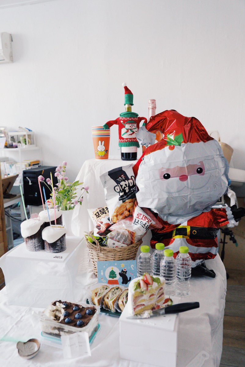 meinhaesam's tweet photo. 아미또님이 주최한 내향인을 위한 파티 <Nerdy Christmas>! 친구네 동창회에 놀러간 아무개가 된 느낌이었지만 다들 따숩게 대해주셔서 즐거웠다•••🍰 케이크를 못 찾는 바람에 야채빵을 사간 내가 한 것 : 먹고 놀고 웃기 https://t.co/pzSuaZDKlM
