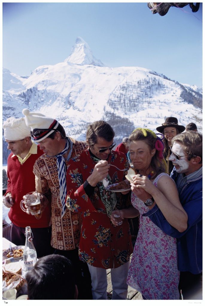 Toute l’équipe d’Artsper vous souhaite un joyeux Noël ! 🎄Aujourd’hui, nous vous partageons cette œuvre de Slim Aarons nous rappelant la chaleur des fêtes de Noël. Pour découvrir d’autres œuvres similaires, rendez-vous juste ici : bit.ly/3Pl1P93