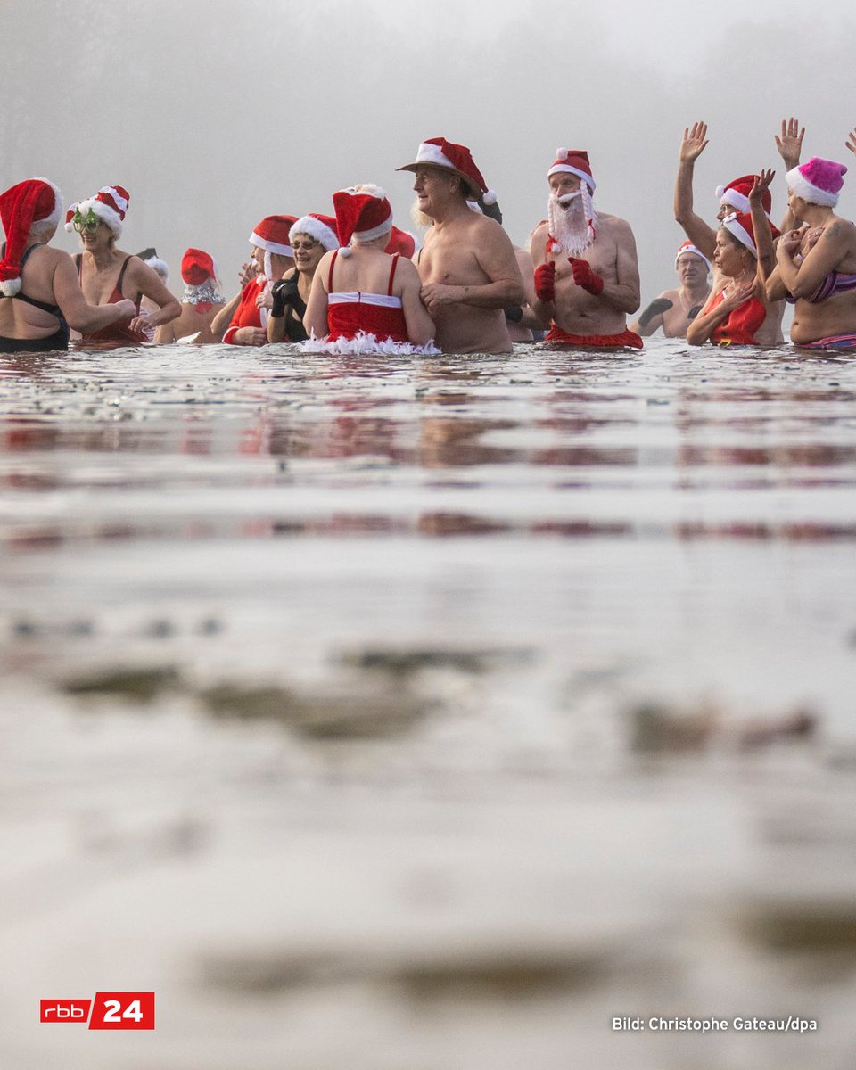 rbb24's tweet photo. Erst mussten ein paar Eisschollen weggefischt werden, aber dann gab es kein Halten mehr: Im #Orankesee trafen sich auch dieses Jahr die “Berliner Seehunde” zum #Weihnachtsbaden. #Berlin https://t.co/4mIpMQj6TN