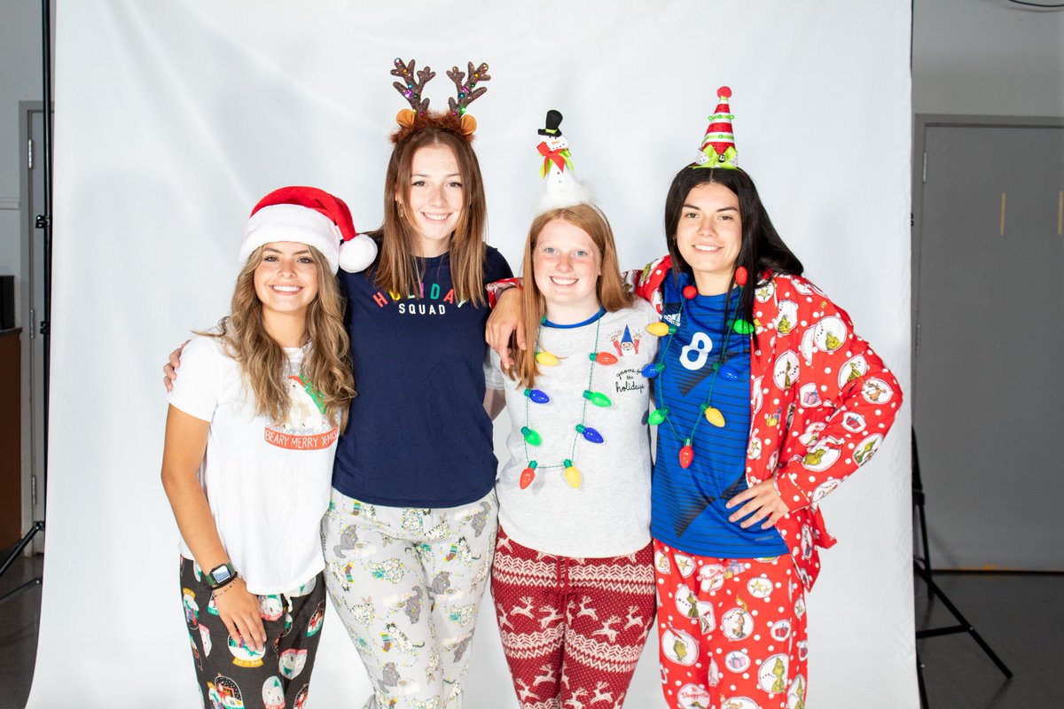 clarkwsoc's tweet photo. 𝕻𝖊𝖓𝖌 𝕲𝖆𝖓𝖌 spreading festive cheer! 🎄 https://t.co/YYlJWvknnd
