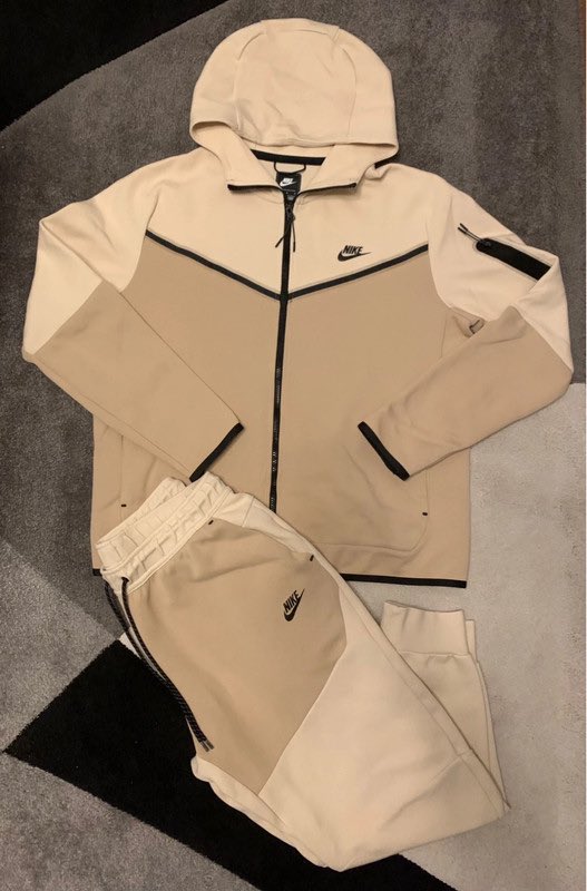 Romain_321's tweet photo. @NeverSayYesPog Un nike tech comme ac stp 🙏 https://t.co/knwN6OUmKV
