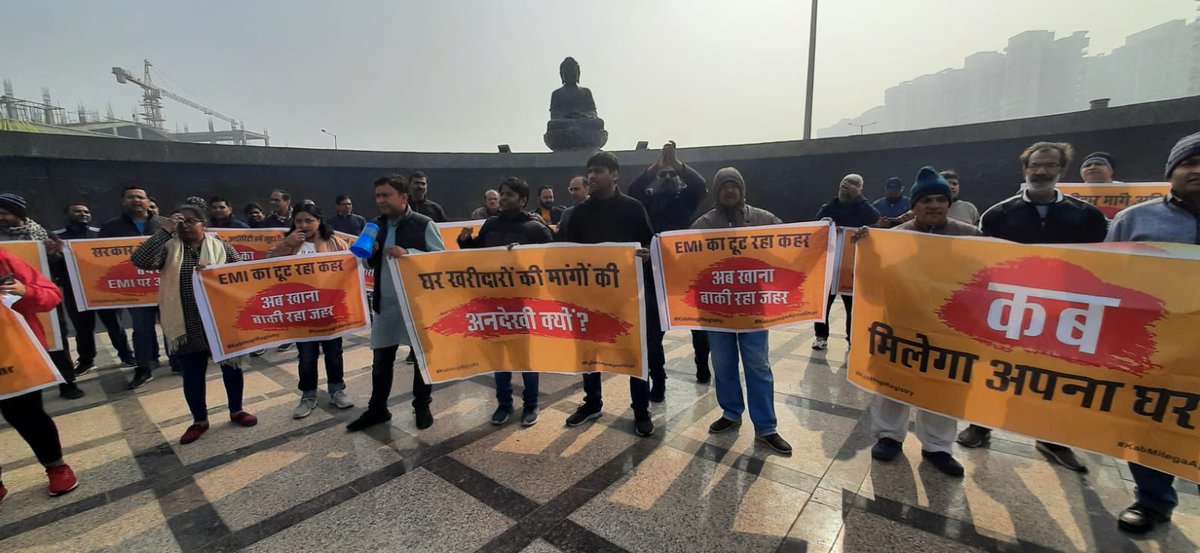 ApexGolfAvenueR's tweet photo. एक बार फिर एक मूर्ति चौक पर जुटे आक्रोशित घर खरीददार। 
प्राधिकरण, प्रशासन के कुंभकर्णी नींद तोड़ने के लिए भरी हुंकार। 

#KabHogiRegistry 
#kabmilegaapnaghar
#grenowest 
@myogiadityanath 
@OfficialGNIDA 
@UPRERAofficial
@nefowaoffice 
@abhishek_nefowa https://t.co/qRdQjUICX7