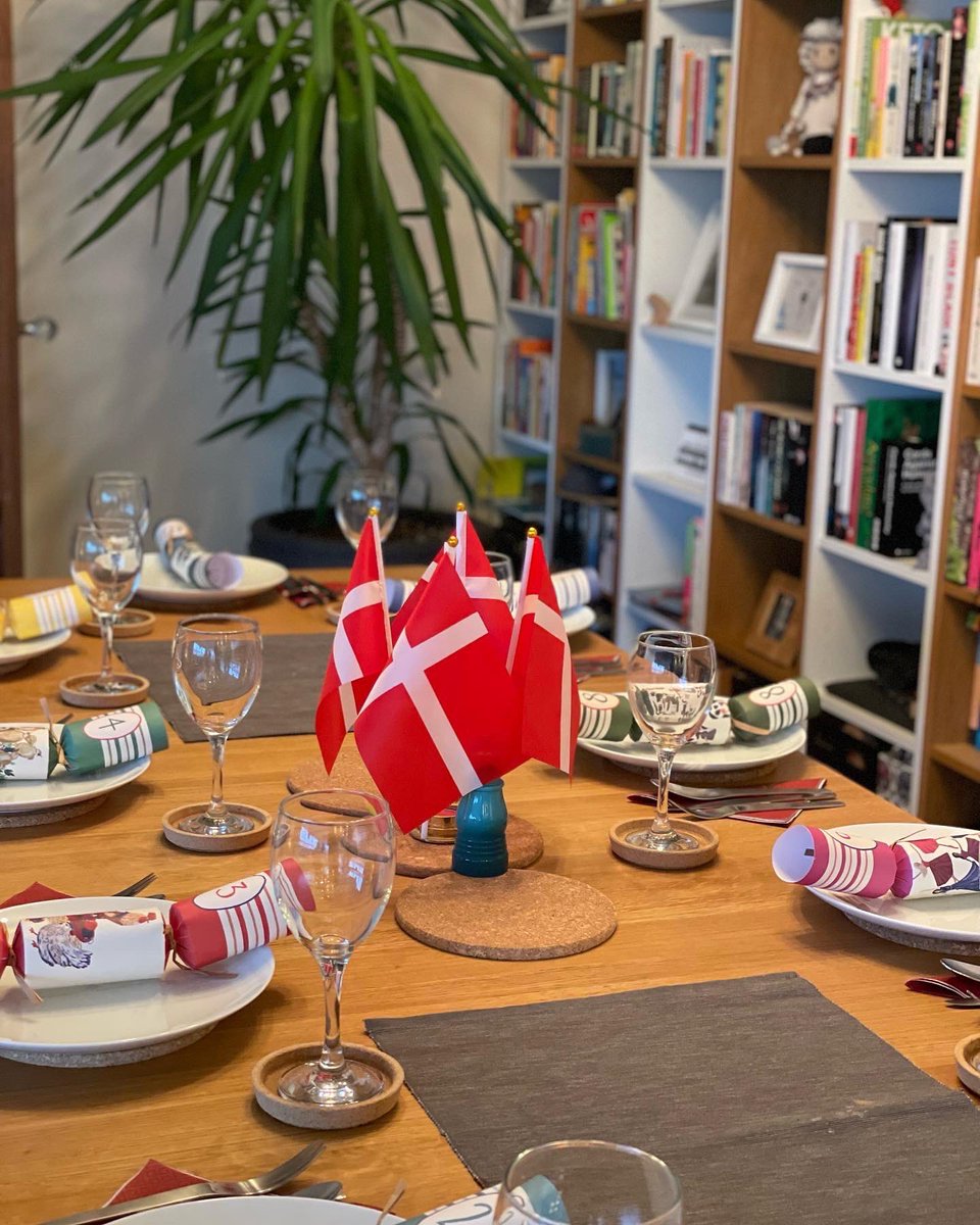 Welsh_PA's tweet image. So our Scandi festive table is looking good! 🍴🎄🎅🏻🇩🇰
#christmas #festivetable #hygge #georgjensen #reindeerpelt #danish
